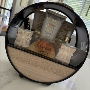 NWT Ellen Tracy Vanilla Shea Bath Gift Set